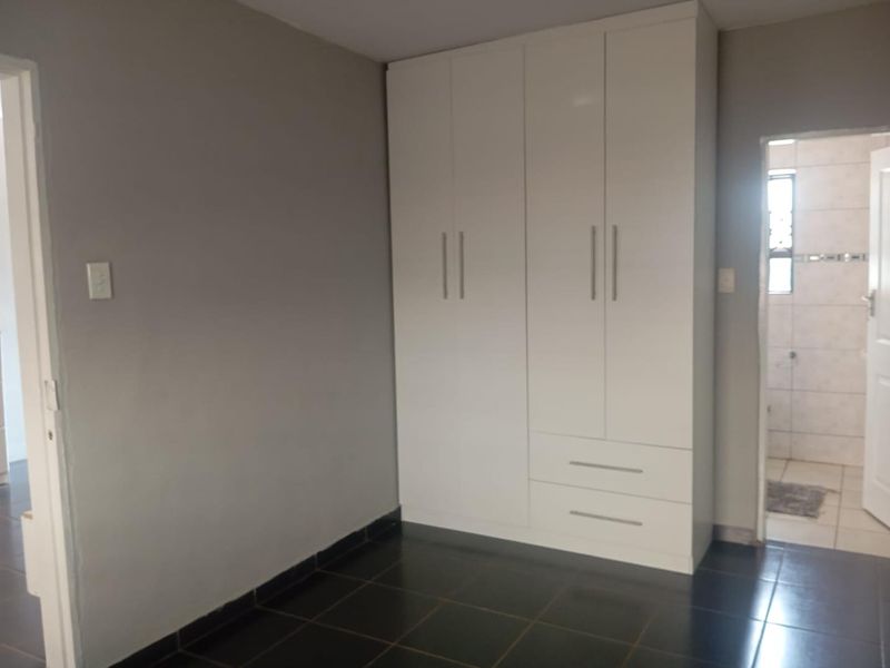 One bedroom Cottage in Kensington - Photo 7