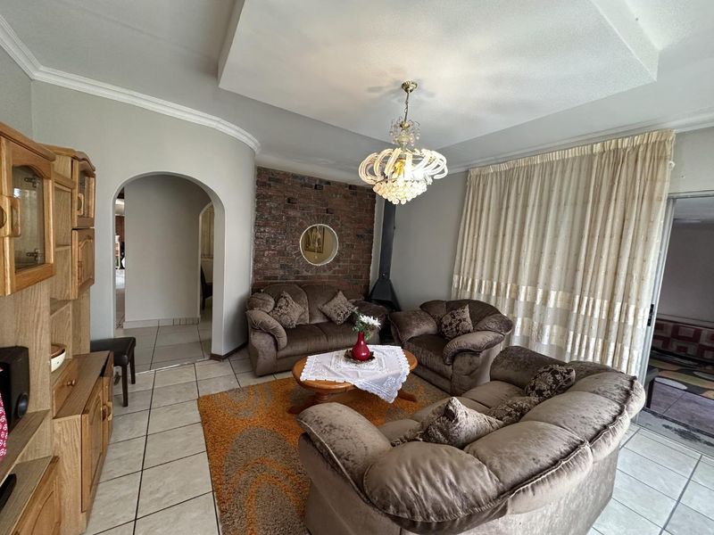 Spacious Family Home in A Cul-De-Sac - Photo 5