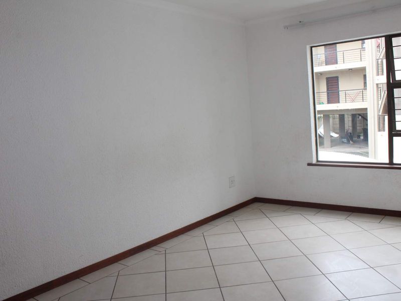 Modern 1 bedroom Unit at Embassy Place | R6 500 - Photo 10