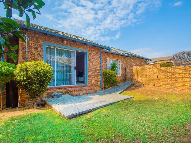 Low Maintenance,Spacious ,Priced to Sell. - Photo 2