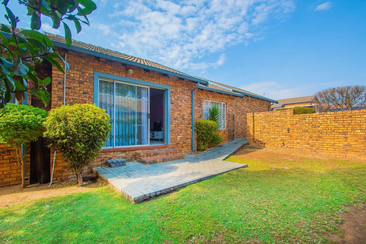 Low Maintenance,Spacious ,Priced to Sell. - Photo 2