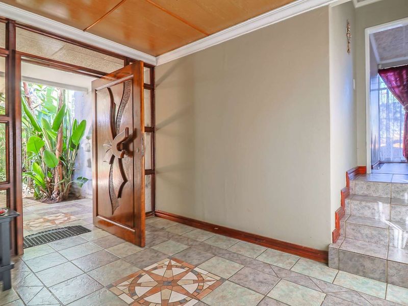 Spacious family home in the prestigious Alberante Estates - Photo 3