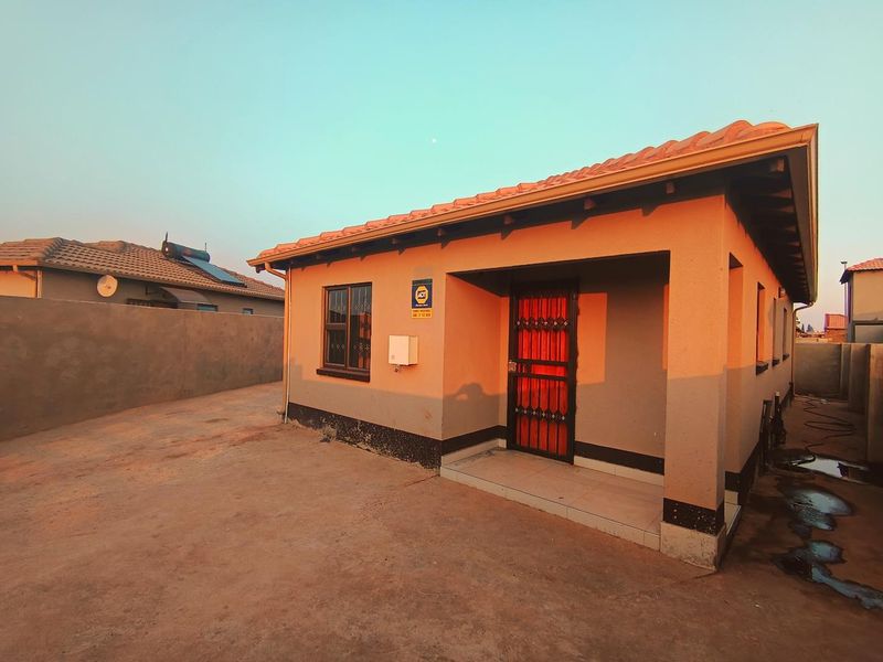 3-Bedroom Family Home To Rent in Dawn City, Dawn Park | ADT Alarm & Fibre Connected  Welcome to this well-maintained and spacious three-bedroom family home - Photo 4