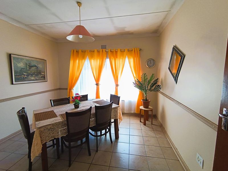 Immaculate Family Home with Spacious Living & Entertainer’s Delight - Photo 10