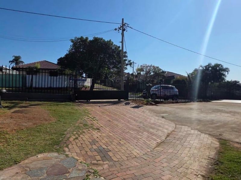 Spacious 5-Bedroom Family Home or Office Space To Let in Bluff Shared Property - Photo 2