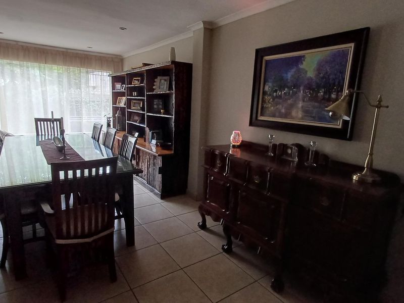 Exquisite Family Home - Photo 7