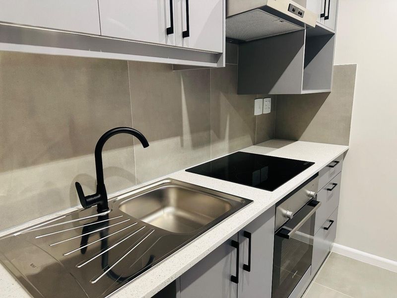 Contemporary Ground-Floor Unit with 24-Hour Security - 1 June 2026 - Photo 2