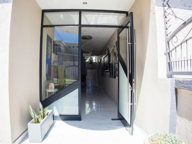 🏠 5-Bedroom Family Home close to WHK Gymnasium School - Photo 3