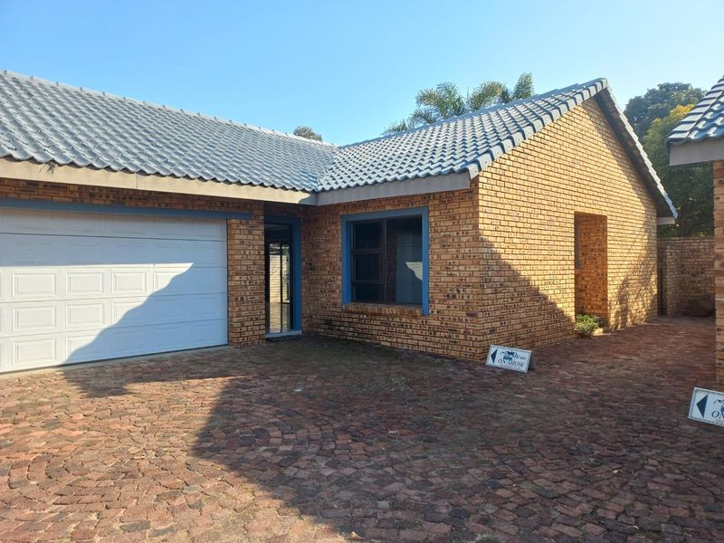 Modern Three Bedroom Full Title Cluster For Sale in Brackenhurst - Photo 2