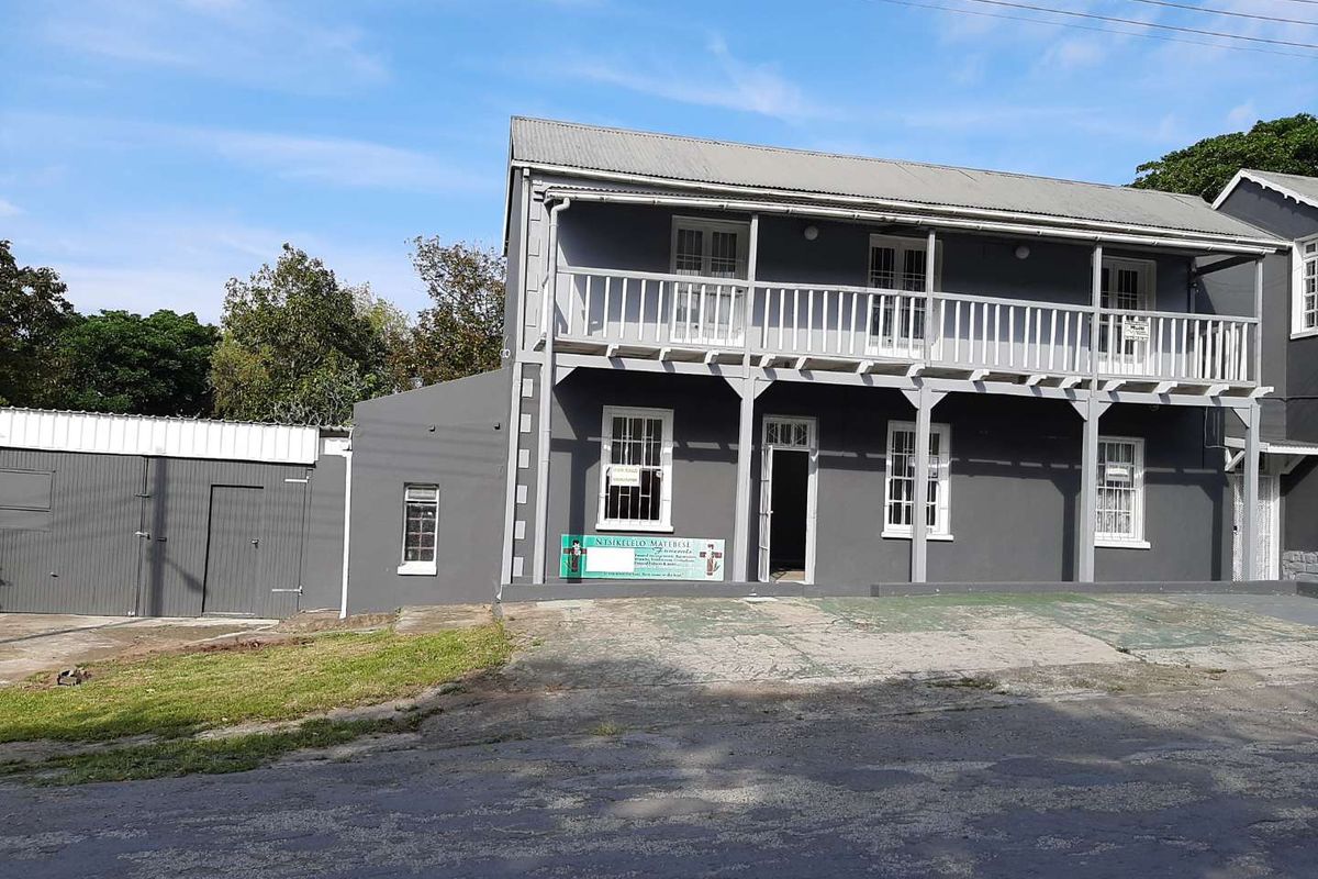 CHARM AND CHARACTER - Photo 2