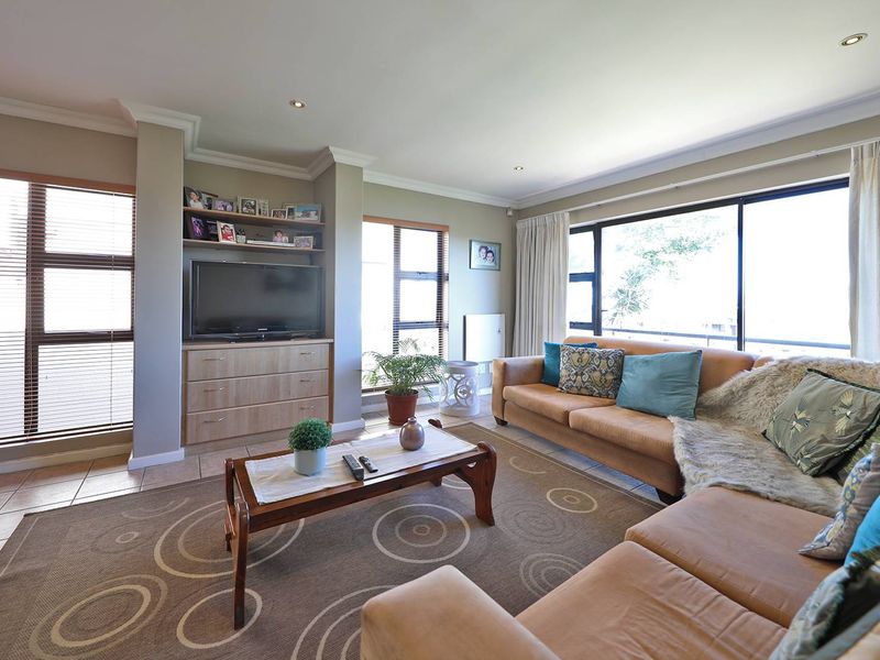 Lock up and go family home in the heart of Plattekloof. - Photo 2