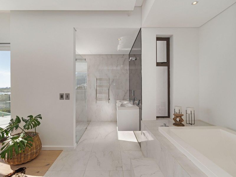 A Modern Sanctuary of Refined Coastal Living - Photo 2