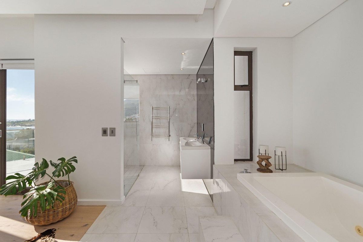 A Modern Sanctuary of Refined Coastal Living - Photo 2