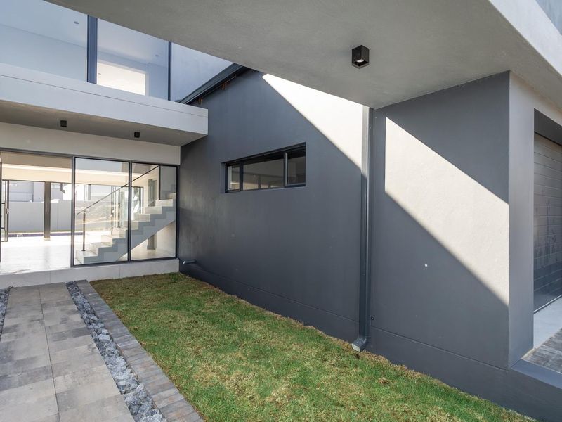 MODERN LUXURY LIVING AT ITS FINEST - Photo 3