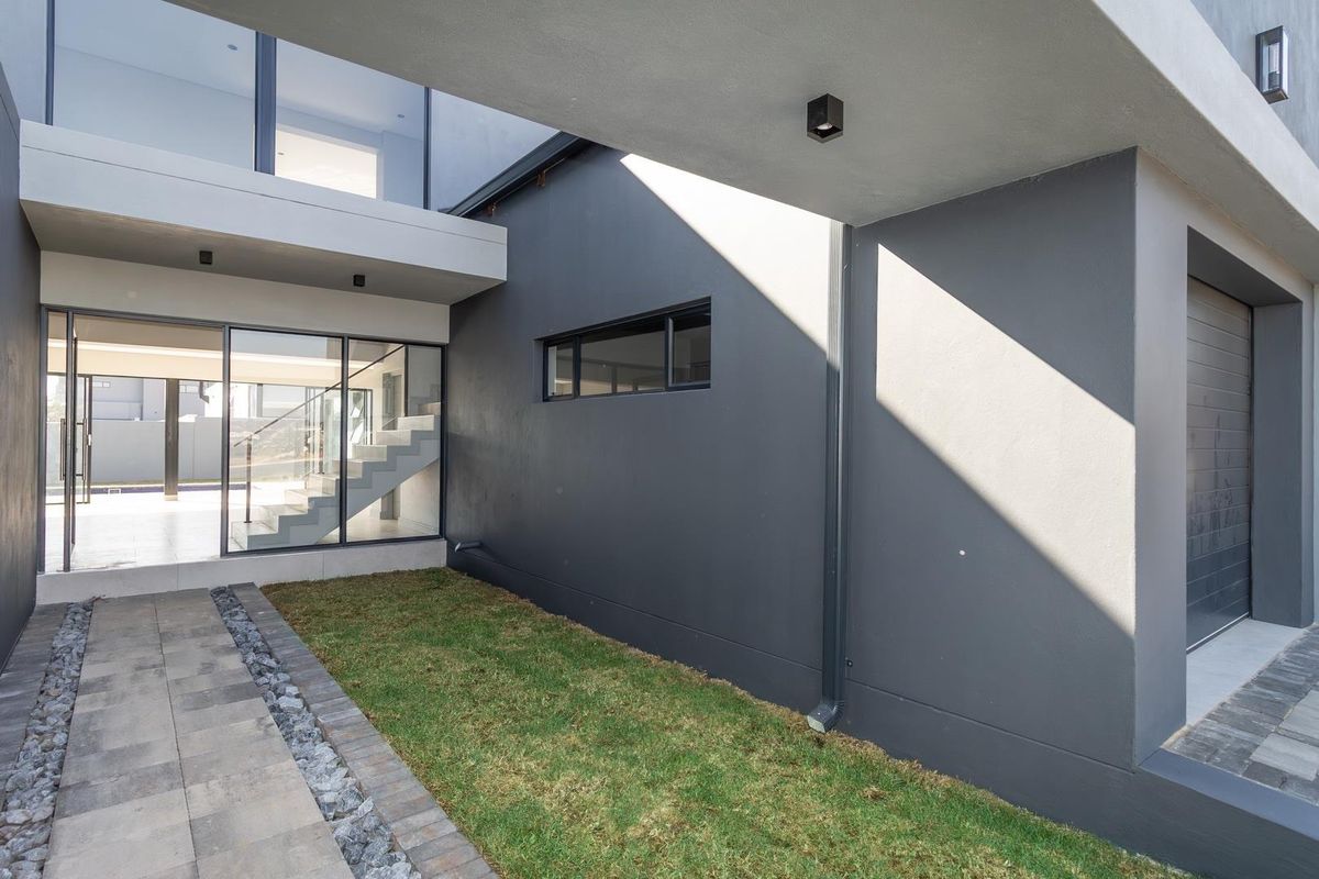 MODERN LUXURY LIVING AT ITS FINEST - Photo 3