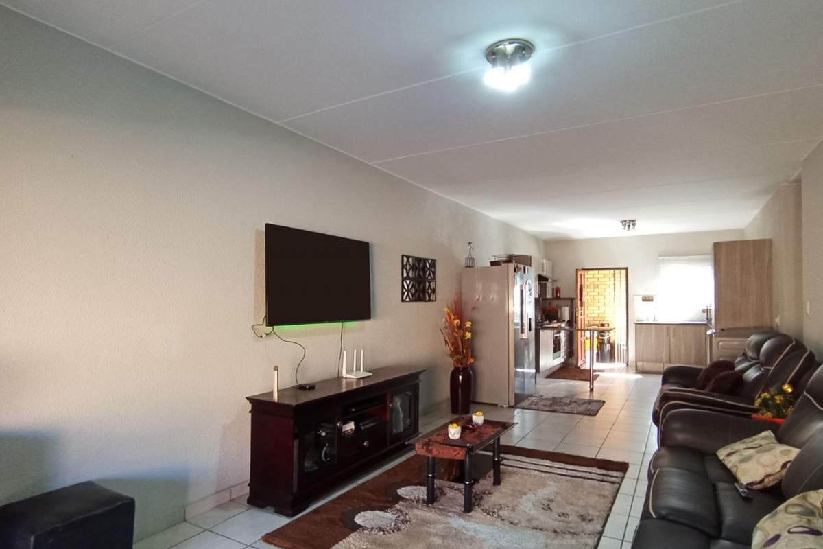 Beautiful Ground floor unit up for grabs - Photo 3