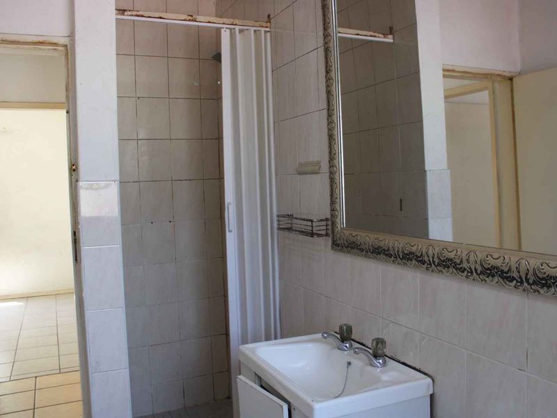Garden Apartment Close to Mall of Africa - Photo 10