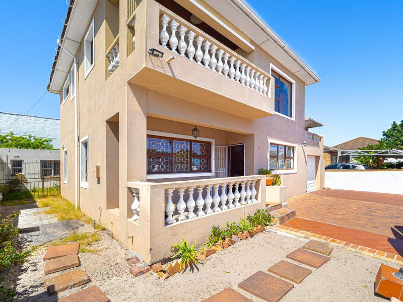 With Table Mountain in sight 5 bedroom,3.5  bathroom plus separate flat & Garage. - Photo 3