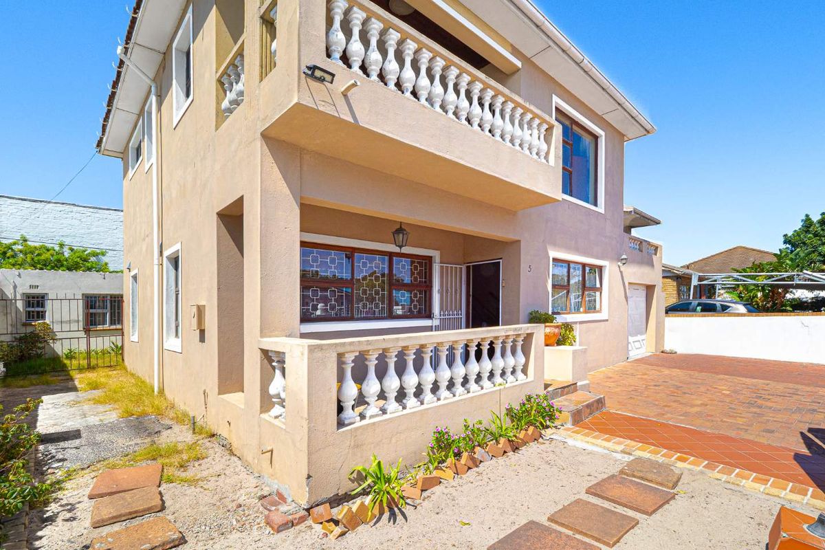 With Table Mountain in sight 5 bedroom,3.5  bathroom plus separate flat & Garage. - Photo 3