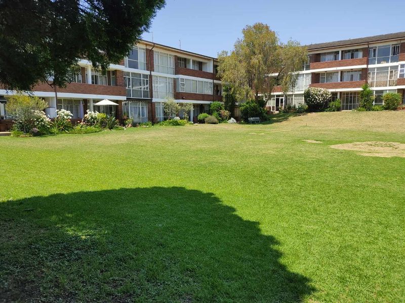 Comfortable, Secure Living in Pendoring Gardens – Spacious 3-Bedroom Apartment - Photo 3