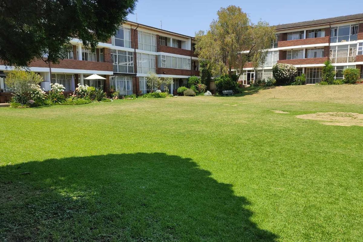 Comfortable, Secure Living in Pendoring Gardens – Spacious 3-Bedroom Apartment - Photo 3