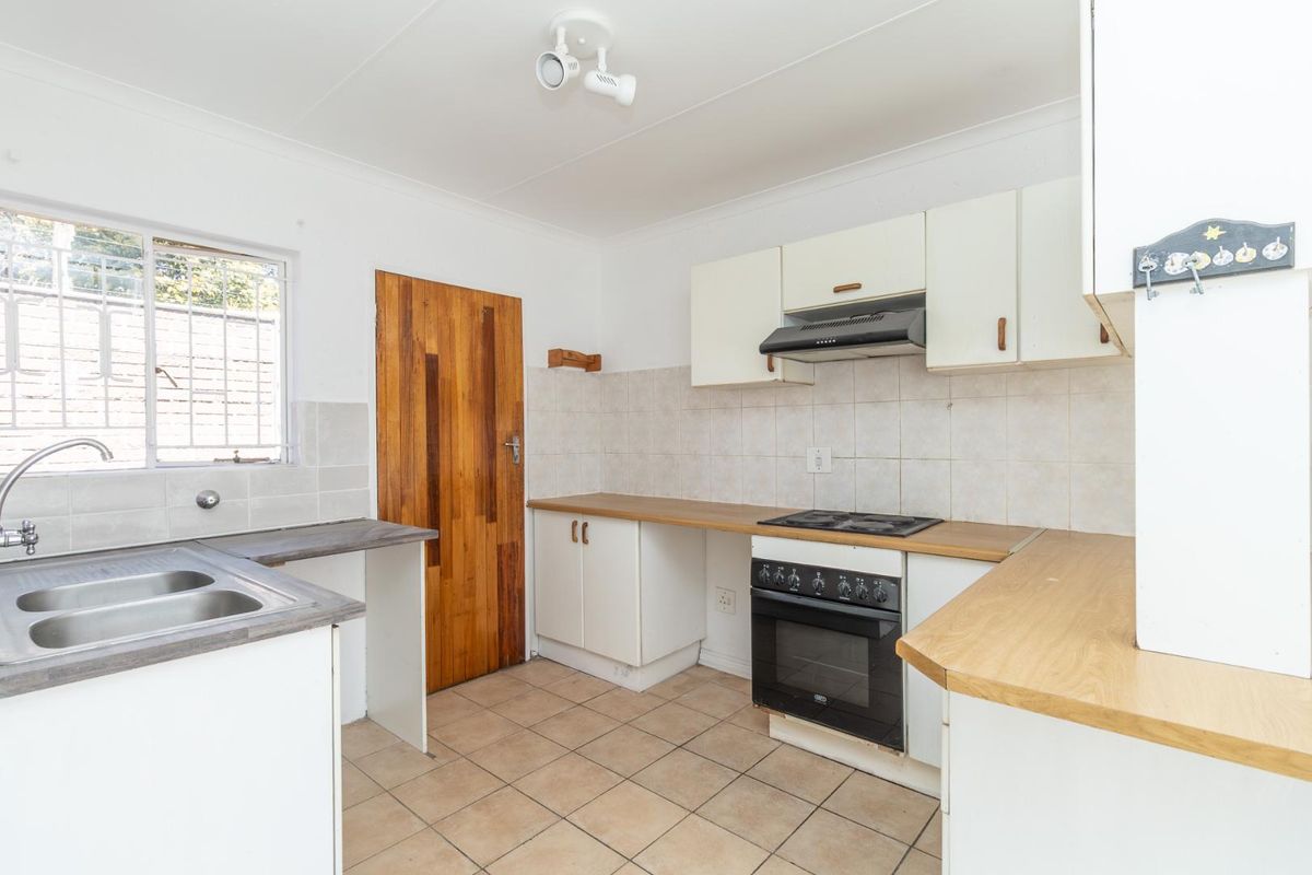 Light-Filled Lock-Up-and-Go Home in Sought-After Radiokop - Photo 3