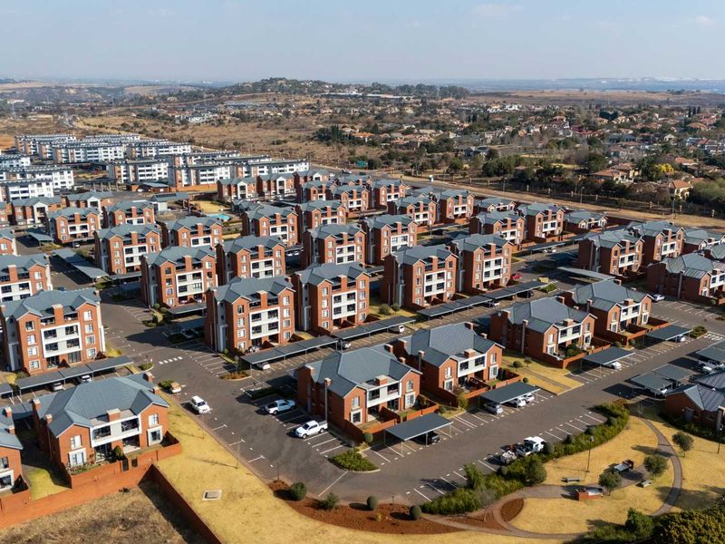 Charming Ground-Floor 3-Bedroom Unit with Private Garden in Irene - Photo 6