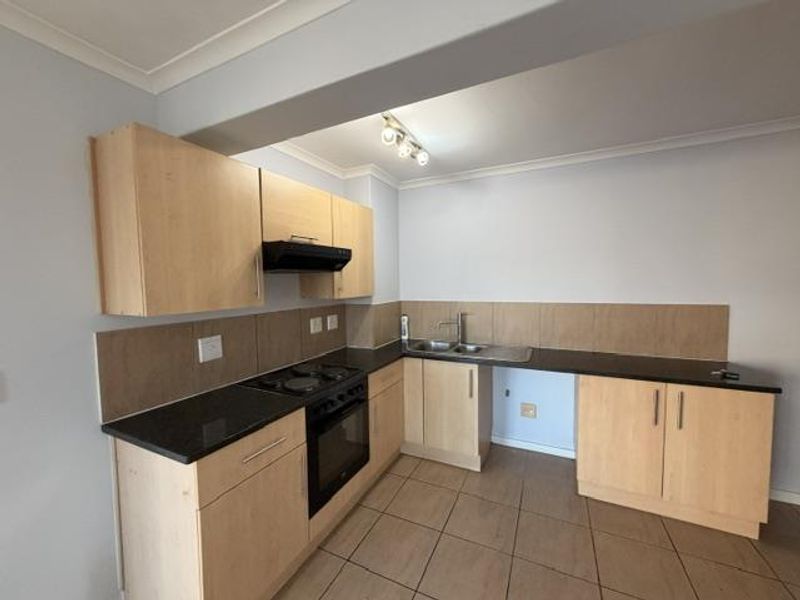 2 Beds, 2 bathrooms UNFURNISHED apartment with 2 parking bays, juliette balcony - Photo 10