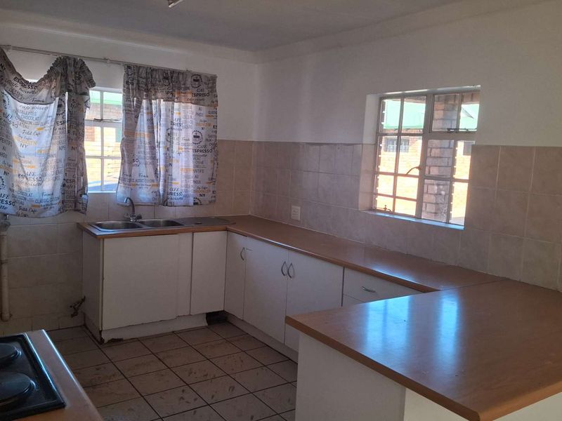 Corner Townhouse with Big Garden & Huge Potential – Exceptional Value - Photo 8