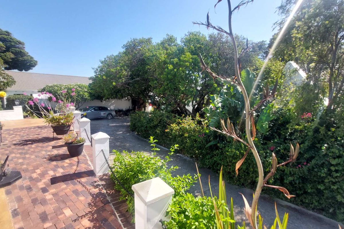 Elegant Historic 3 Bedroom Townhouse with High Ceilings in a Tranquil Garden Setting - Photo 2