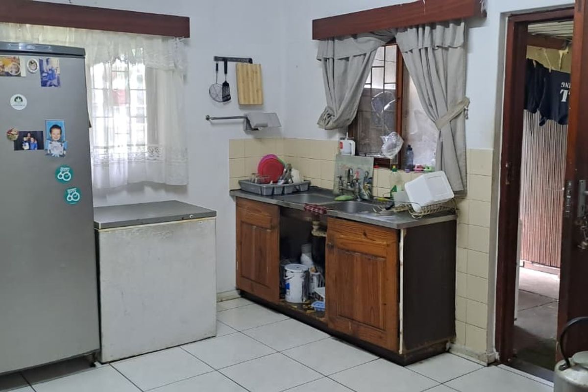 Charming 3-Bedroom Fixer-Upper in Sought-After Arboretum - Photo 4