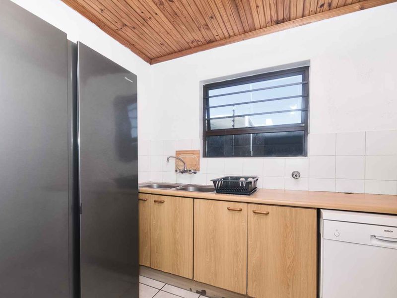 Comfortable family home in Westcliff - Photo 10