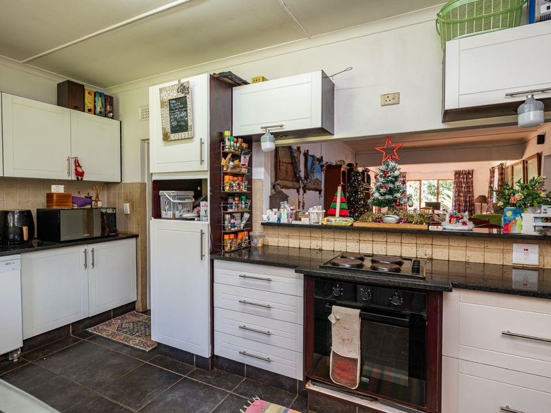 VERSATILE FAMILY LIVING WITH INCOME POTENTIAL IN A PRIME LOCATION - Photo 6