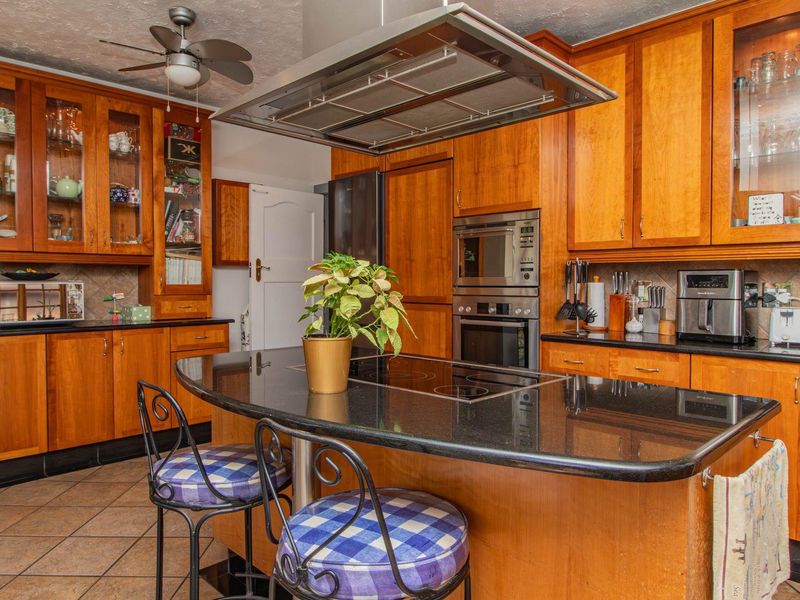 Endless Charm: Stunning Gardens & a Flatlet! - Photo 10