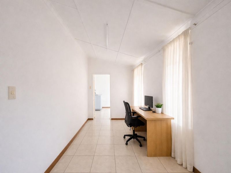 Three-Bedroom Corner Property Near Town - Photo 9