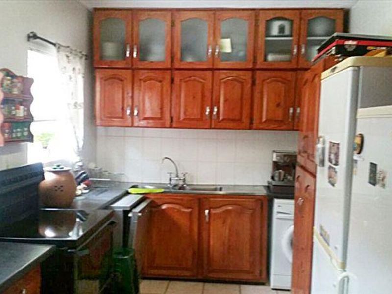Comfortable Family Home! - Photo 6
