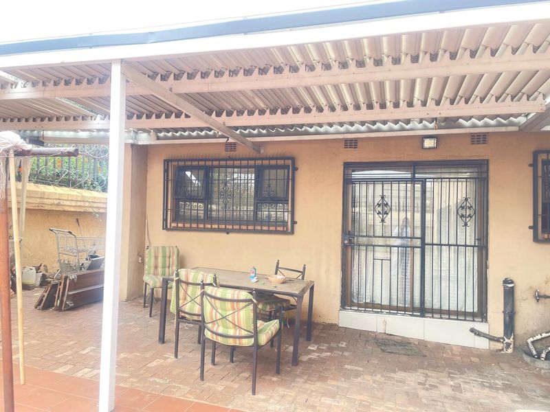 Spacious Three-Bedroom Family Home with Flatlet and Excellent Amenities - Photo 10