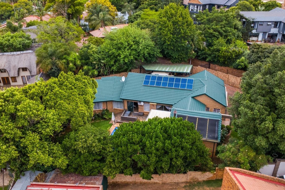 FOUR BEDROOM FAMILY HOME WITH TIMELESS CHARM IN MORELETA PARK - Photo 2