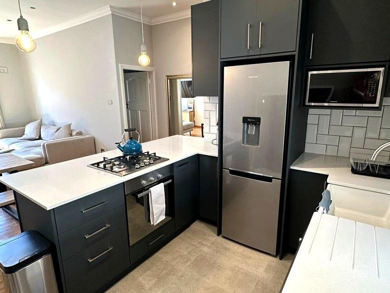 Top Floor Corner Apartment in Sea Point - Photo 2