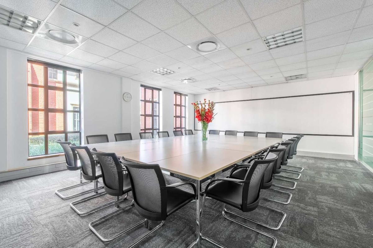 Find office space in Regus Bryanston for 5 persons with everything taken care of - Photo 5