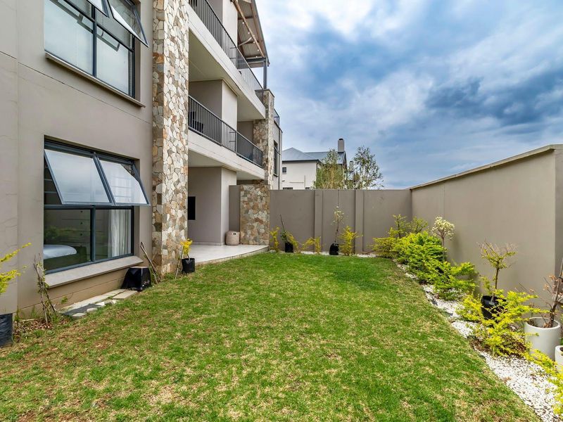 Ground floor unit in a sought-after Complex - Photo 3