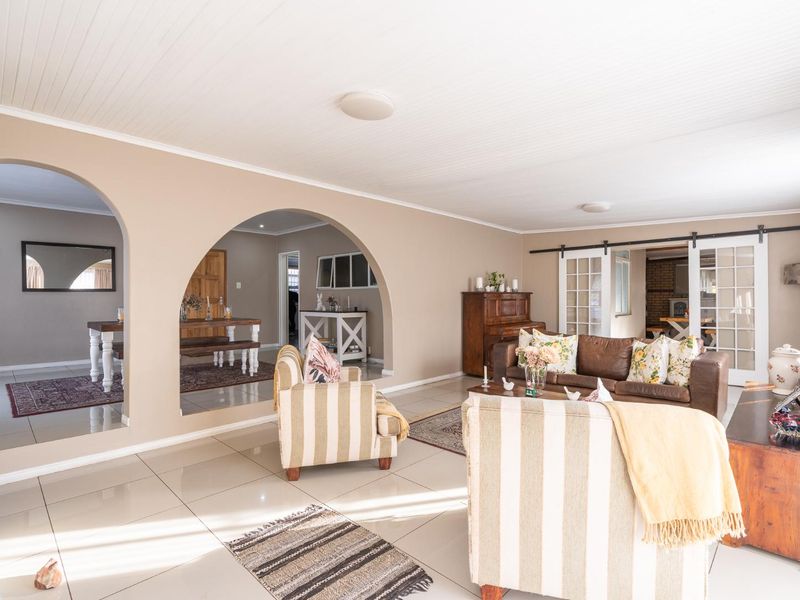 FREE STANDING FAMILY HOME - 3 BEDROOMS - 2.5 BATHROOMS - Photo 9