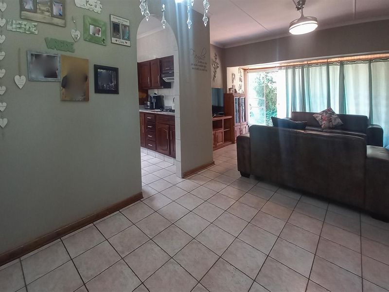 Lovely 3 Bedroom Family Home with Pool & Flatlet in Secure Boomed Area Edleen - Photo 10