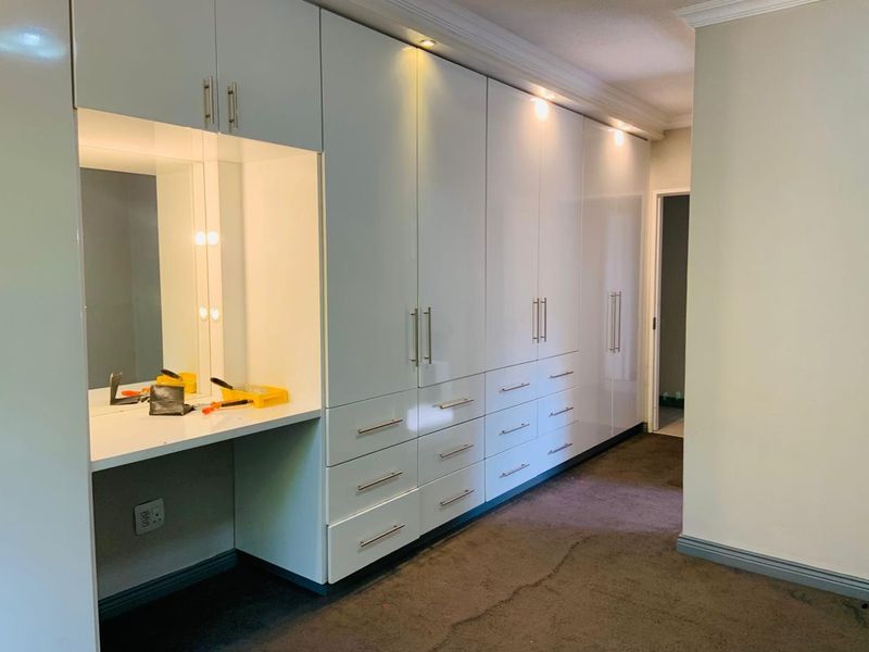 Modern 2-Bed Luxury Apartment with En-Suite & Secure Parking - Photo 10