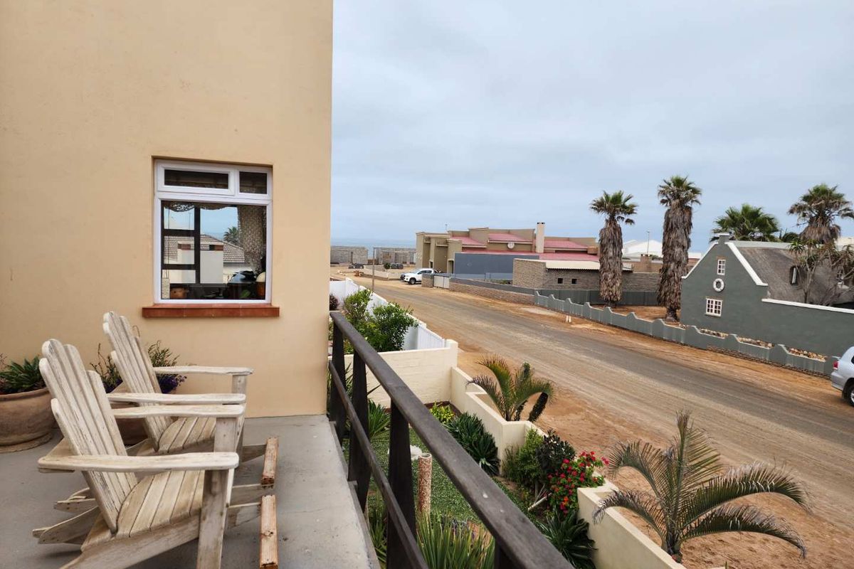 Charming 3-Bedroom Family Home with flat in Henties Bay - Photo 4