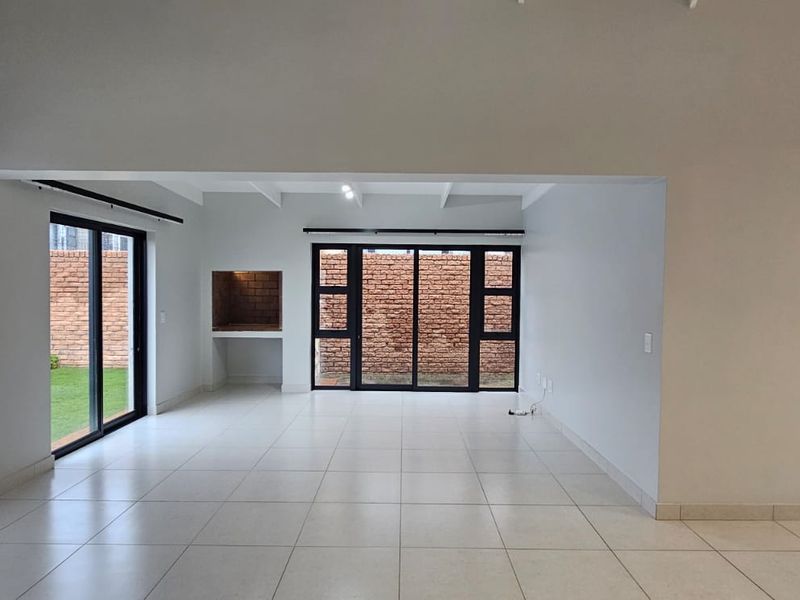 3 Bedroom home in Retirement Village for 50's and over - Photo 4