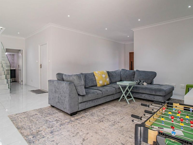 Luxurious 4 Bedroom Family Home in Exclusive Ten Ten Estate, Craigavon - Photo 9