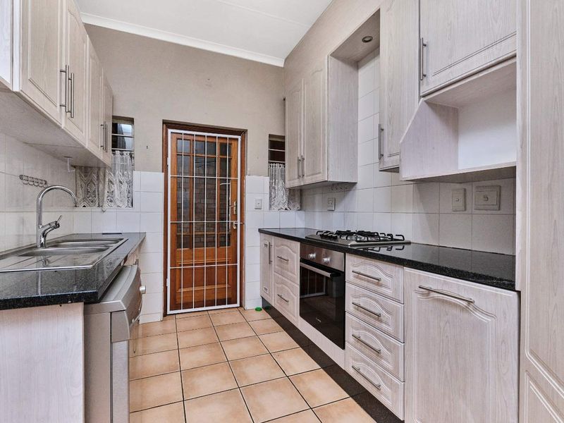 Secure Family Living in Sundowner - Photo 5