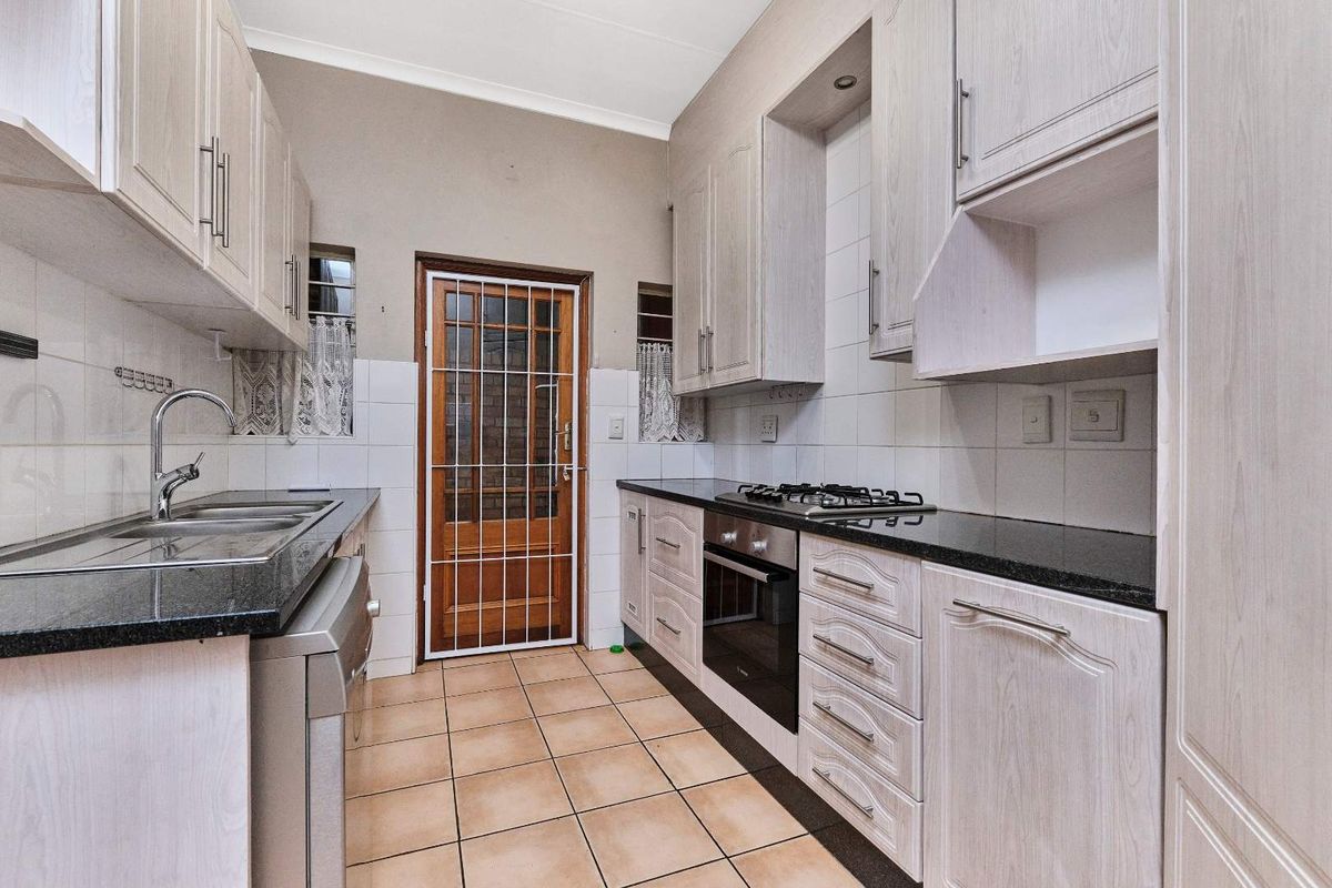 Secure Family Living in Sundowner - Photo 5