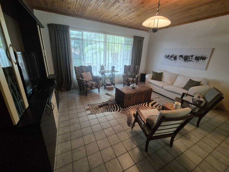 All on one level Klein Windhoek Family home - Photo 2